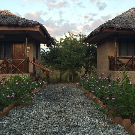Camp Bastian Mikumi Villa Phòng bức ảnh